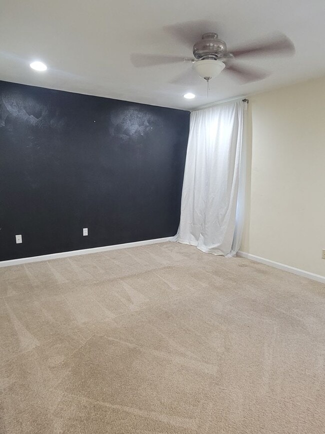 Building Photo - 3 bedroom 2.5 bathroom single family home
