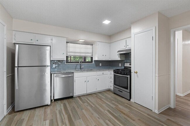 Building Photo - 325 Heartwood Dr