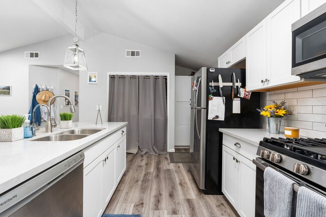 Building Photo - 720 S Velie St