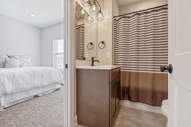 Building Photo - Luxury 3-Bedroom, 4-Bathroom House in Sout...