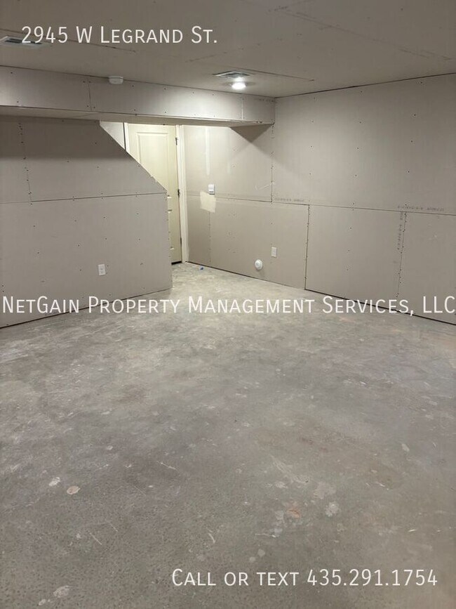 Building Photo - 2945 Legrand St