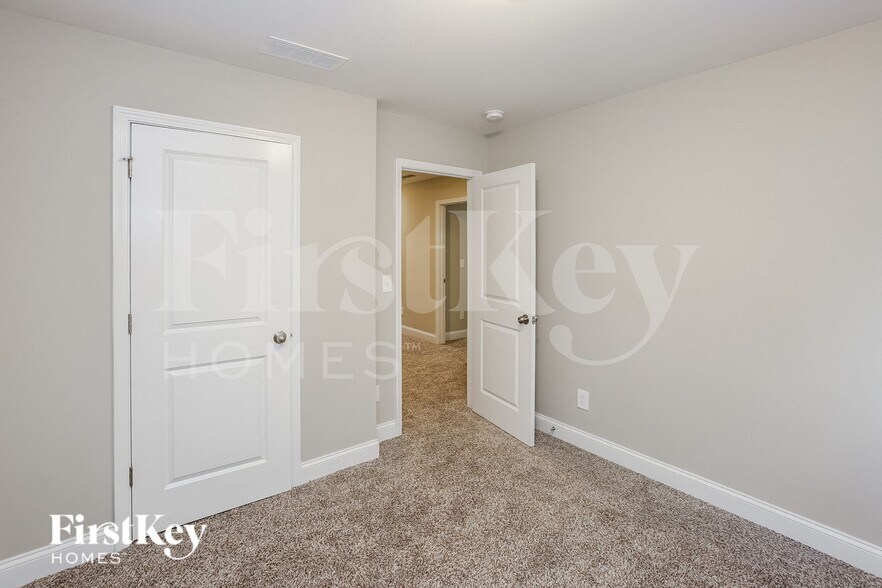 Building Photo - 9337 Sloan Forest Dr