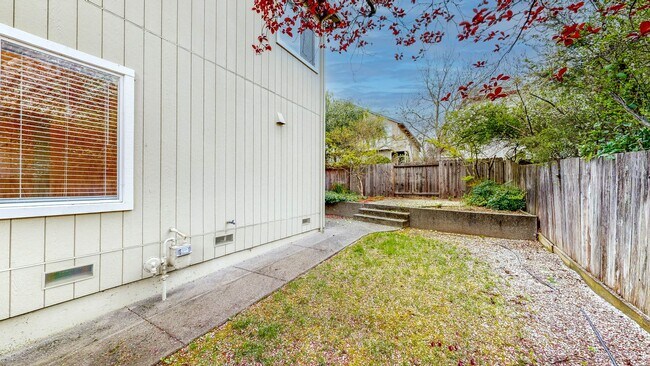 Building Photo - Desirable Skyhawk 3 bedroom Tri-Level Single Family