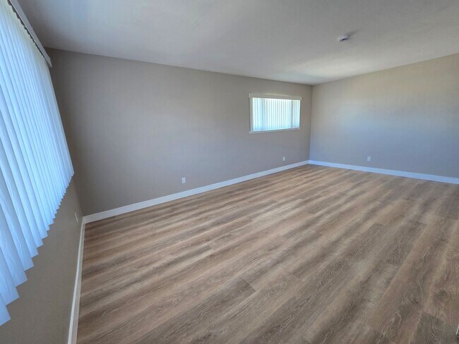 Building Photo - Beautifully Updated #4 Condo