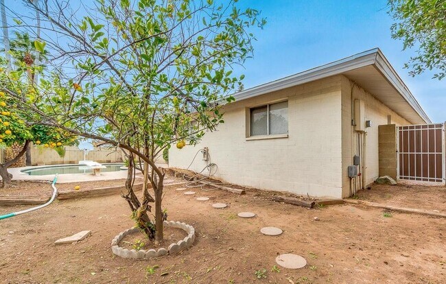 Building Photo - 2439 E Del Rio Dr