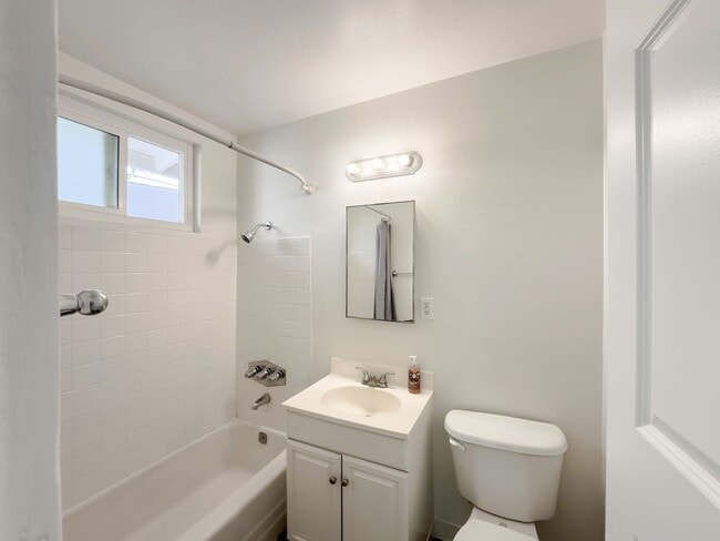 Building Photo - CUTE CONDO IN A DUPLEX W/ LARGE BACKYARD AVAILABLE FOR RENT!