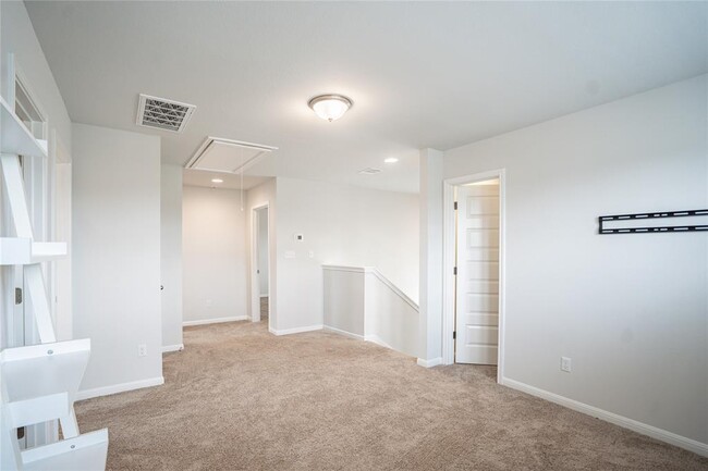 Building Photo - 301 Elm Br Trl