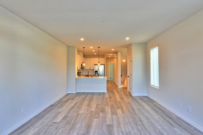 Building Photo - Brand New Luxury Townhomes - Avail Nov 1st!