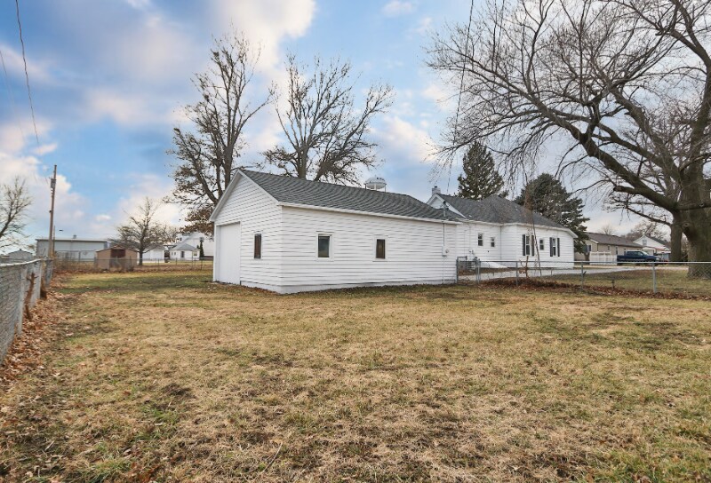 Building Photo - 213 Iowa St