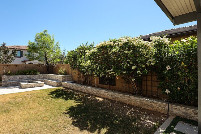 Building Photo - Beautiful 5bedrooms-2Baths Modern Style Home!