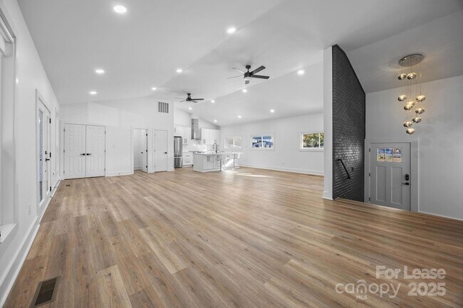 Building Photo - 8625 Cedarbrook Dr