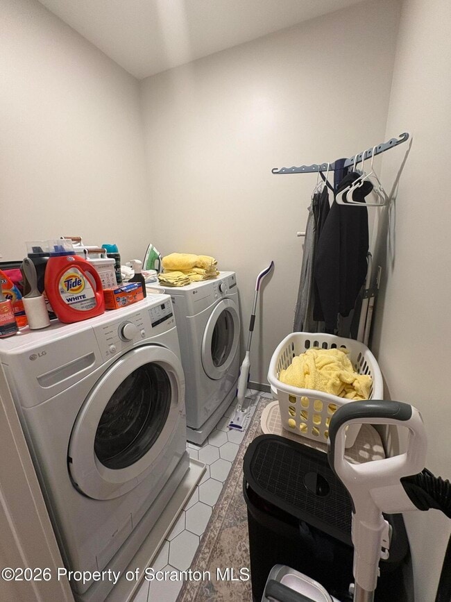 Building Photo - 633 Main St