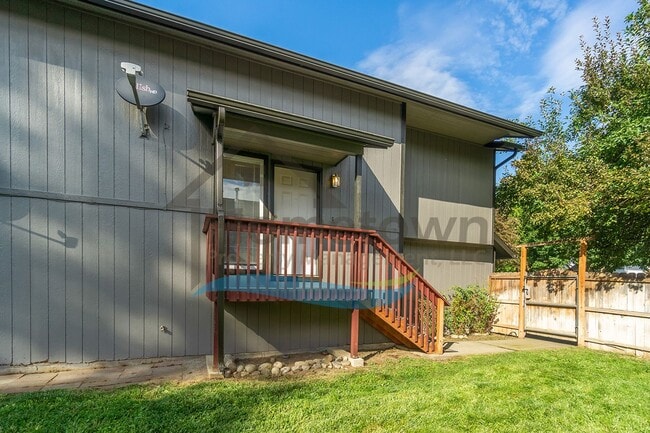 Building Photo - 4 Bedroom 2 Bathroom Home with Attached 2 ...