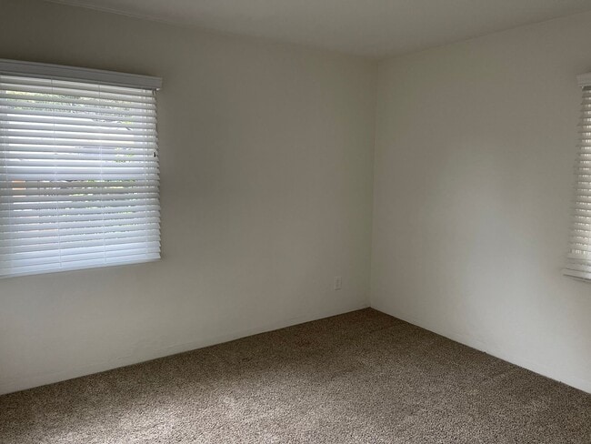 Building Photo - Charming 3 Bedroom 2 Bath Single Family Ho...