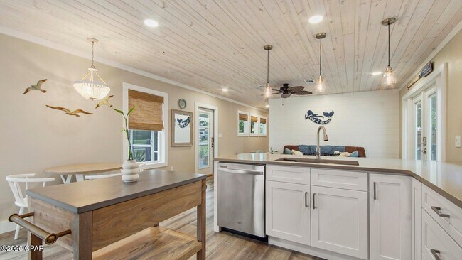 Building Photo - 307 Dolphin Dr