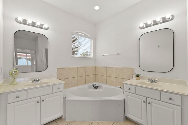 Building Photo - 20910 Sun Creek Dr