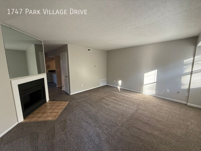 Building Photo - 2 Bedroom 2.5 Bath Townhome