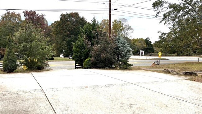 Building Photo - 4236 E Cherokee Dr