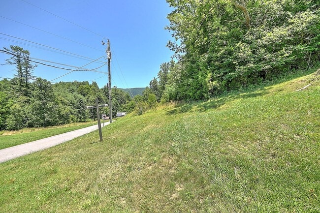 Building Photo - 597 Clear Branch Rd
