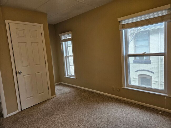 Building Photo - Top Floor Renovated 1 Bed/1 Bath Apartment in Victorian 4-Plex