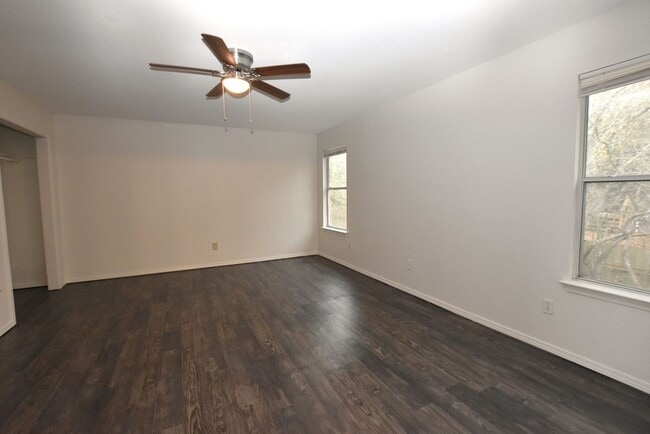 Building Photo - 921-923 Sagewood Trail