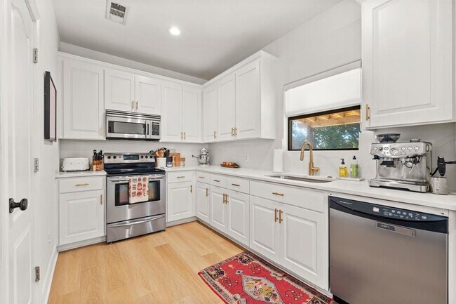 Building Photo - 1030 Daviot Dr