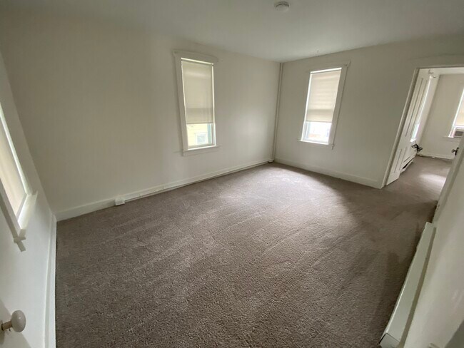 Building Photo - 637 Main St