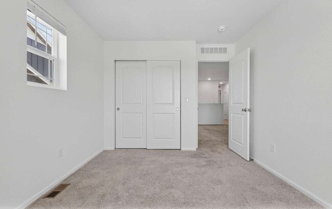 Building Photo - Beautiful 3 bed, 3 bath townhome in the lovely Painted Prairie Community!