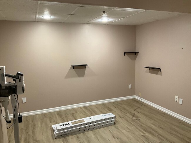 Building Photo - Large 3 Bedroom 2.5 bath townhome with additional finished room.