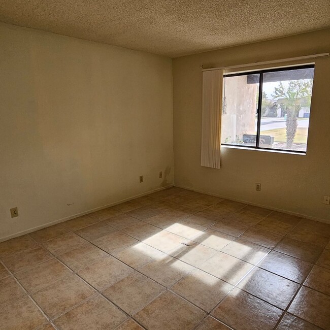 Building Photo - Yuma Corona for Rent!