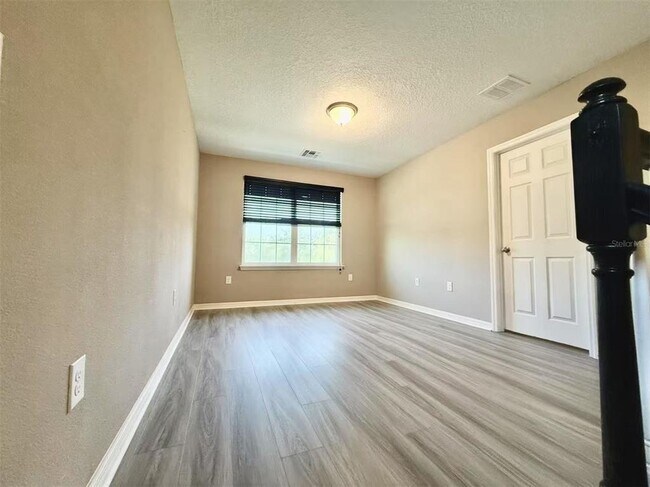 Building Photo - 11804 Silverlake Park Dr
