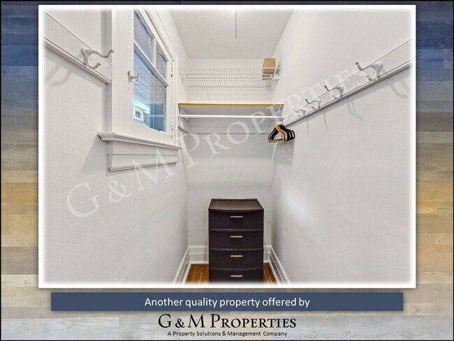 Building Photo - Rare Park Ave Rental – Spacious 3-Bedroom with Original Charm