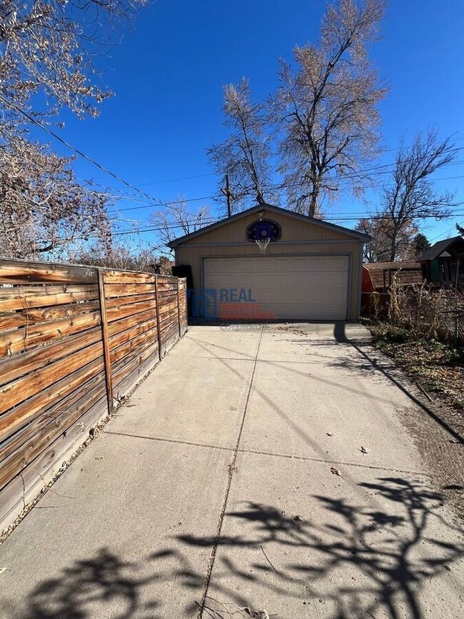 Building Photo - 2564 S Yates St