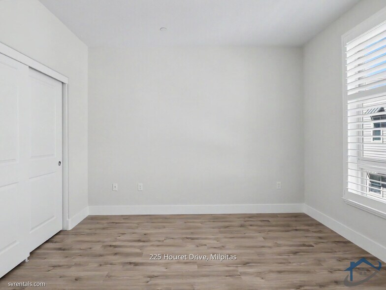 Building Photo - 225 Houret Dr