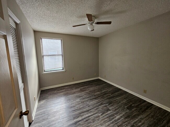 Building Photo - 108 E Lakemont Dr