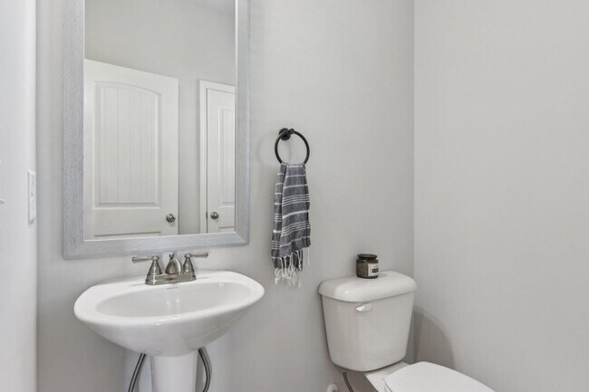 Building Photo - 566 Skye Dr