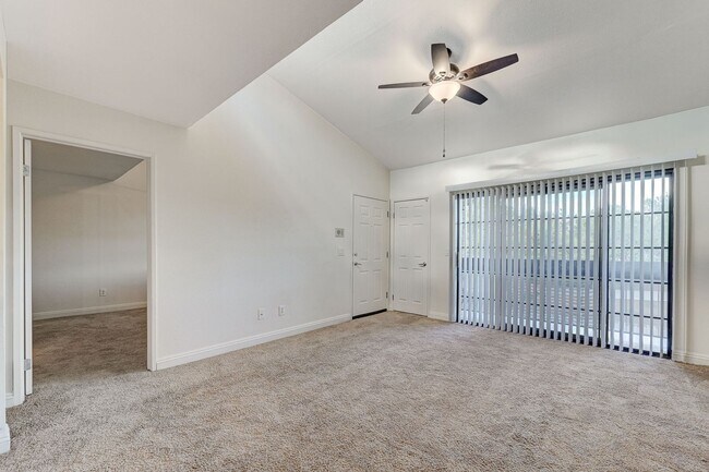 Building Photo - Charming 2 Bed 2 Bath!