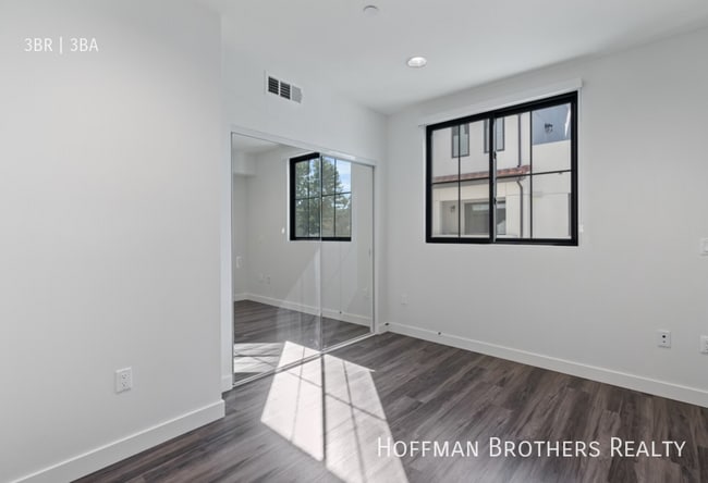 Building Photo - 5020 Woodman Ave Sherman Oaks, CA 91423