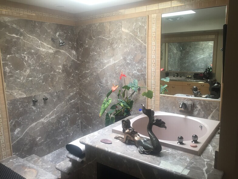 Guest Bathroom - 23 Duke Dr