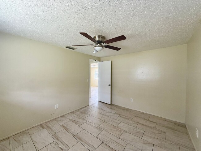 Building Photo - 2716 52nd Ave Dr W