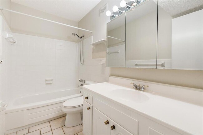 Building Photo - 2704 Whitney Pl