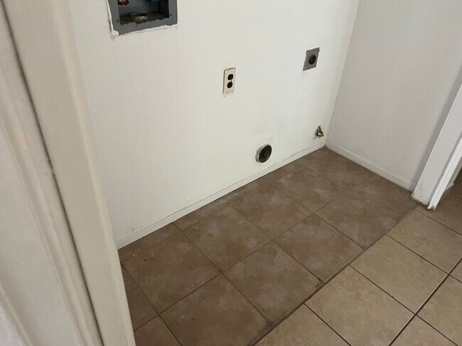 Building Photo - 2205 Wilshire Alley