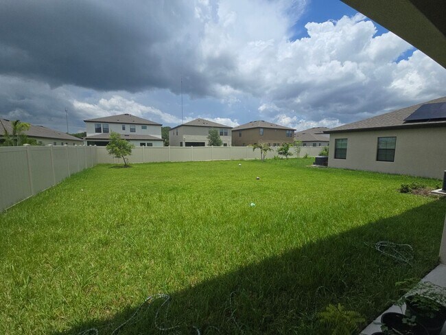 Building Photo - Gorgeous 5-Bedroom, 3-Bathroom in Riverview