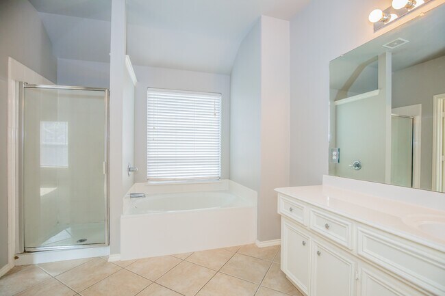 Building Photo - 26945 Kings Crescent Dr