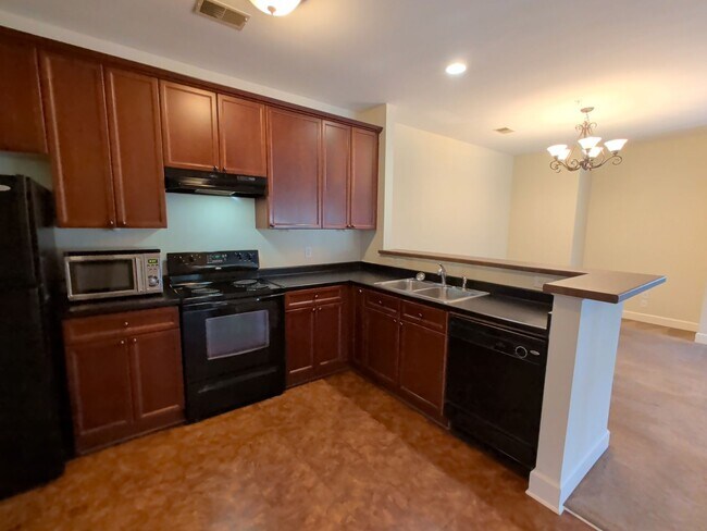 Building Photo - 2-Bed/2-Bath condo in Lenox Village.