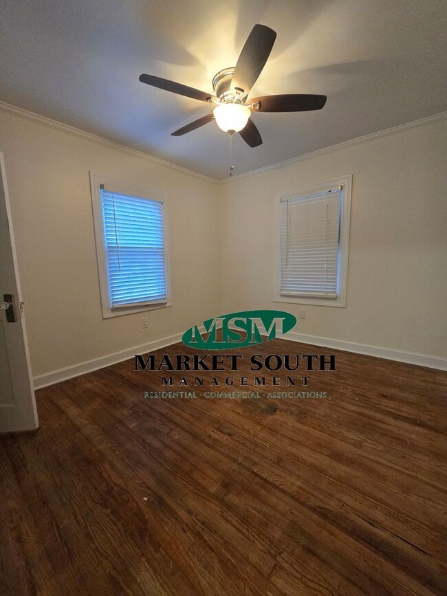 Building Photo - CUTE AND COZY THREE BEDROOM