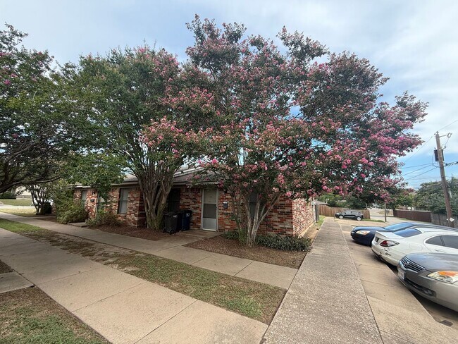 Building Photo - Sunset Heights, Near I-30 and Hulen Street...