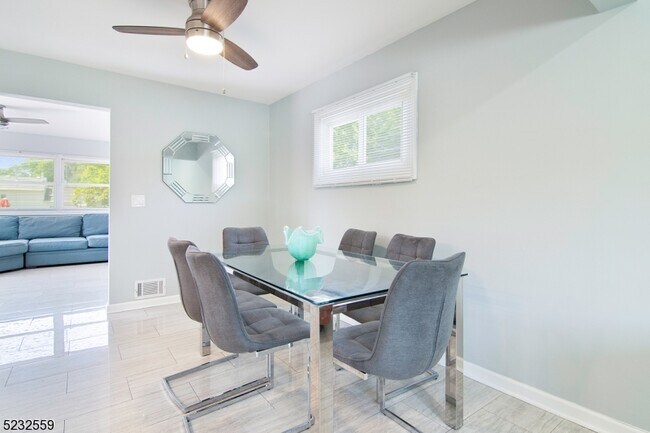 Building Photo - 237 Perry St