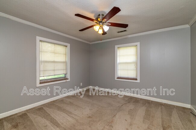 Building Photo - 102 Eastwood Dr