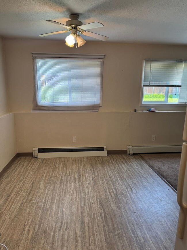 Building Photo - 2 bed/ 1 bath in well maintained 4plex